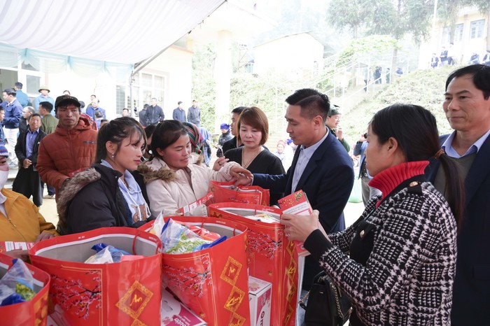 Lào Cai: Trao hơn 1.000 suất quà trong chương trình “Xuân Biên phòng ấm lòng dân bản”- Ảnh 1.