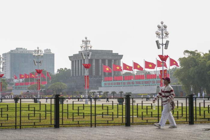 Phố phường Hà Nội rạo rực sắc màu, nhộn nhịp cờ hoa chào mừng 95 năm Ngày thành lập Đảng- Ảnh 11.