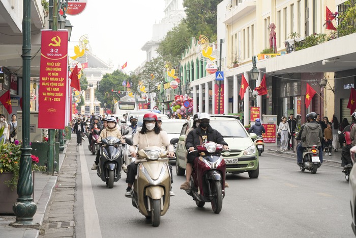 Phố phường Hà Nội rạo rực sắc màu, nhộn nhịp cờ hoa chào mừng 95 năm Ngày thành lập Đảng- Ảnh 1.