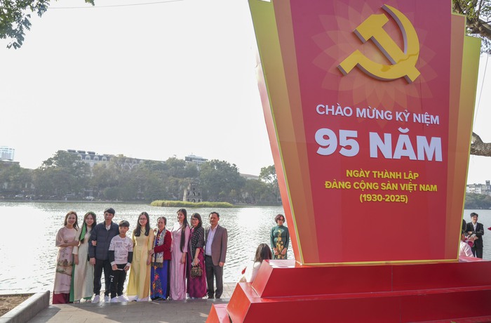 Phố phường Hà Nội rạo rực sắc màu, nhộn nhịp cờ hoa chào mừng 95 năm Ngày thành lập Đảng- Ảnh 8.