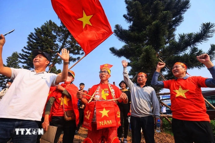 Đông đảo người hâm mộ đón đội tuyển Việt Nam và cúp vô địch ASEAN Cup 2024- Ảnh 4.