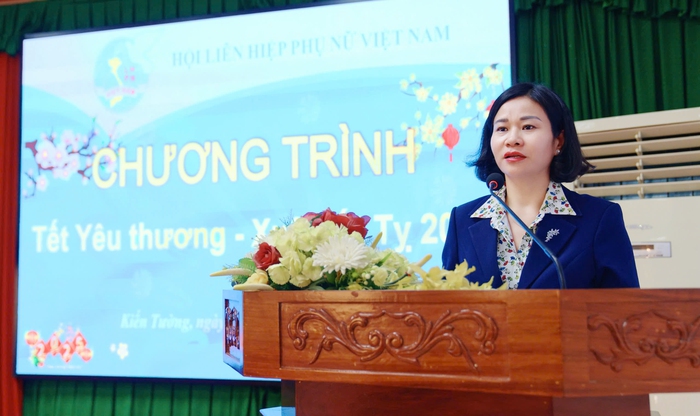 Chủ tịch Hội LHPN Việt Nam Nguyễn Thị Tuyến tặng quà "Tết yêu thương" ở biên giới Long An- Ảnh 3.