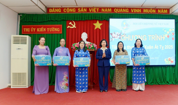 Chủ tịch Hội LHPN Việt Nam Nguyễn Thị Tuyến tặng quà "Tết yêu thương" ở biên giới Long An- Ảnh 7.