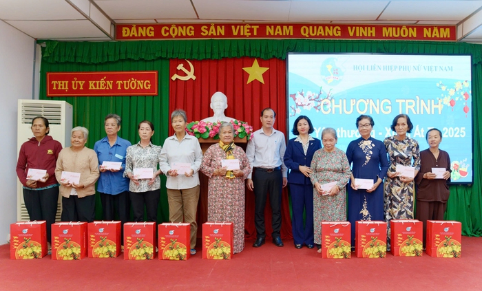 Chủ tịch Hội LHPN Việt Nam Nguyễn Thị Tuyến tặng quà "Tết yêu thương" ở biên giới Long An- Ảnh 4.