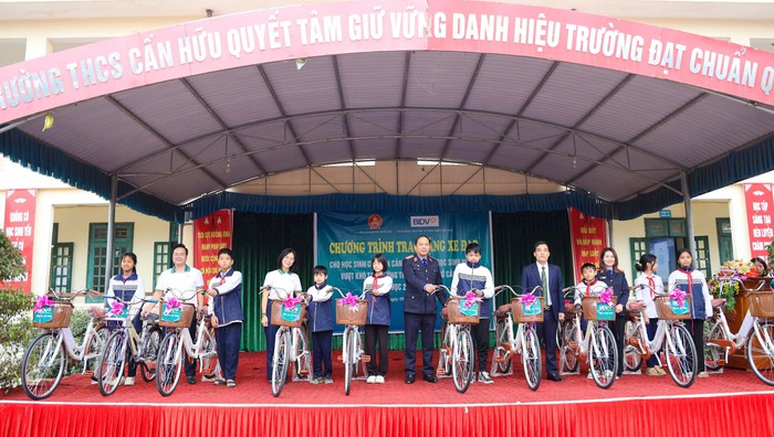 Tặng 50 xe đạp cho học sinh huyện Quốc Oai có hoàn cảnh khó khăn- Ảnh 1. Tặng 50 xe đạp cho học sinh huyện Quốc Oai có hoàn cảnh khó khăn- Ảnh 1.