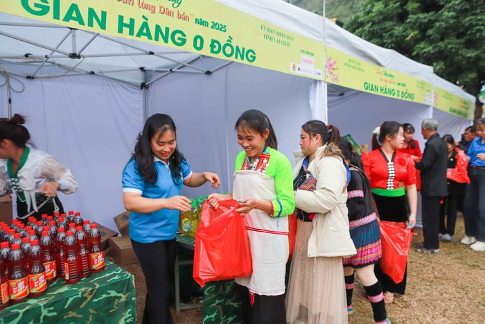 Chủ tịch nước tặng quà cho hộ nghèo trong chương trình "Xuân Biên phòng ấm lòng dân bản" 2025- Ảnh 6.