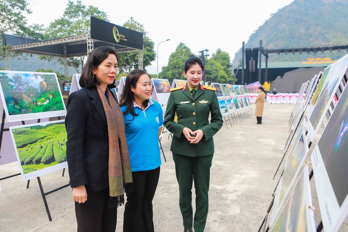 Chủ tịch nước tặng quà cho hộ nghèo trong chương trình "Xuân Biên phòng ấm lòng dân bản" 2025- Ảnh 4.