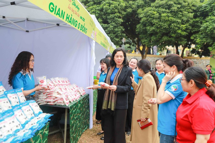 Chủ tịch nước tặng quà cho hộ nghèo trong chương trình "Xuân Biên phòng ấm lòng dân bản" 2025- Ảnh 3.