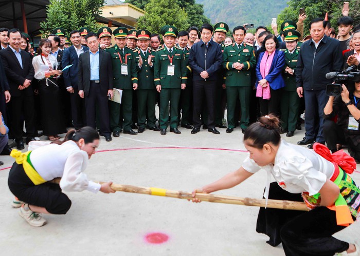 Chủ tịch nước tặng quà cho hộ nghèo trong chương trình "Xuân Biên phòng ấm lòng dân bản" 2025- Ảnh 1.