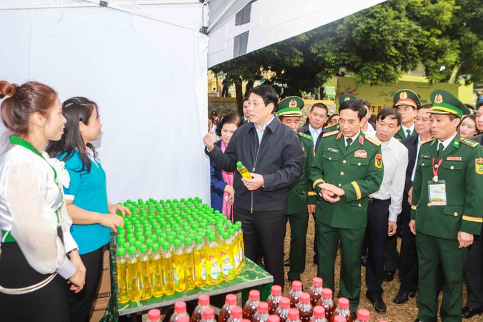 Chủ tịch nước tặng quà cho hộ nghèo trong chương trình "Xuân Biên phòng ấm lòng dân bản" 2025- Ảnh 2.