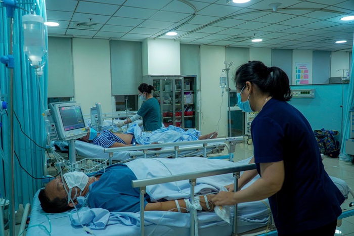 Trực thăng bay xuyên đêm đưa 3 bệnh nhân từ Trường Sa về đất liền điều trị- Ảnh 1.