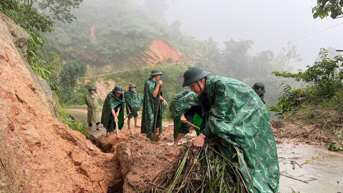 Tuyên Quang: Hàng trăm cán bộ, chiến sĩ Biên phòng xuyên đêm giúp người dân "chạy" lũ- Ảnh 1.