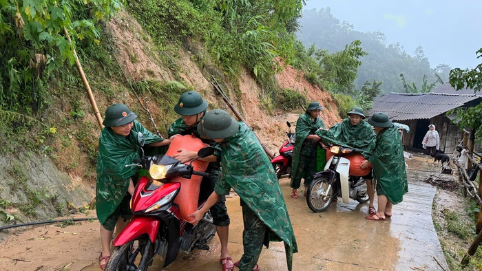 Tuyên Quang: Hàng trăm cán bộ, chiến sĩ Biên phòng xuyên đêm giúp người dân "chạy" lũ- Ảnh 8.