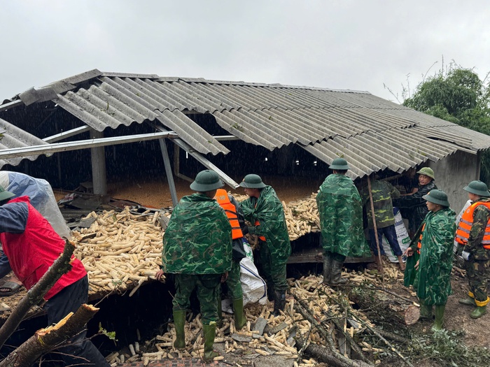 Tuyên Quang: Hàng trăm cán bộ, chiến sĩ Biên phòng xuyên đêm giúp người dân "chạy" lũ- Ảnh 3.