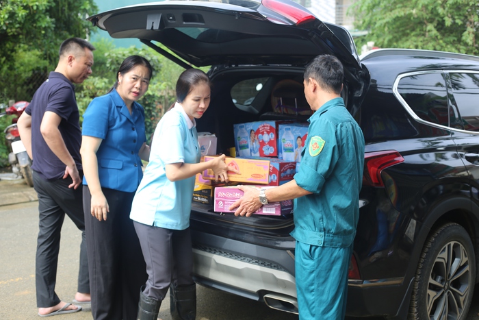 Hội LHPN tỉnh Lào Cai thăm hỏi, động viên người dân bị ảnh hưởng mưa lũ - Ảnh 1.