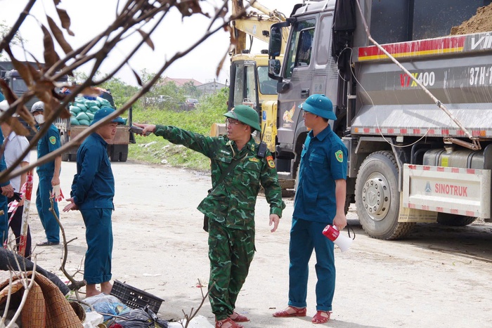 Nghệ An: Bộ đội Biên phòng điều động tối đa lực lượng ứng cứu đường đê sông Vinh - Ảnh 1.