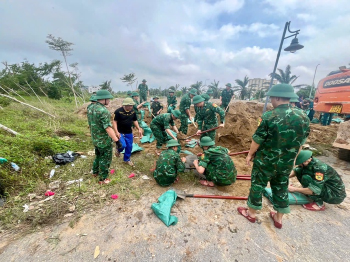 Nghệ An: Bộ đội Biên phòng điều động tối đa lực lượng ứng cứu đường đê sông Vinh - Ảnh 2.