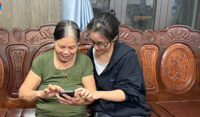 Ngày Quốc tế Người cao tuổi 1/10:
“Đời sống tinh thần” qua màn hình: Niềm vui của phụ nữ cao tuổi
- Ảnh 1.