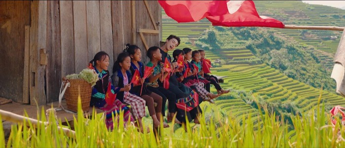 Hình ảnh trong MV "Yêu Tổ quốc - Yêu đồng bào"