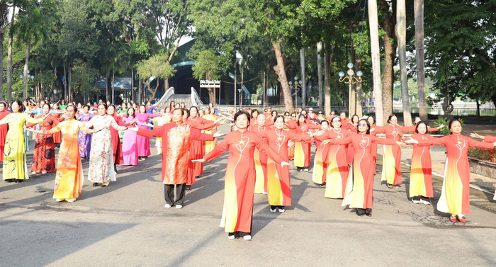 Phụ nữ Bình Thới đồng diễn dân vũ chào mừng Đại hội Đảng bộ TPHCM- Ảnh 2. Phụ nữ Bình Thới đồng diễn dân vũ chào mừng Đại hội Đảng bộ TPHCM- Ảnh 2.
