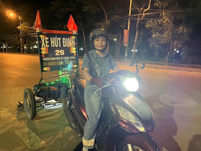Hà Nội: Người phụ nữ hằng đêm đi "hút sạch" đinh vít trên đường- Ảnh 1. Hà Nội: Người phụ nữ hằng đêm đi "hút sạch" đinh vít trên đường- Ảnh 1.