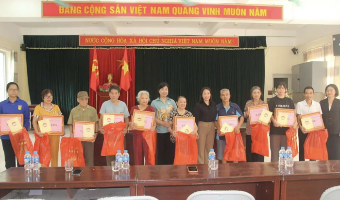MTTQ TP Hà Nội thăm hỏi, động viên người dân vùng ngập lụt - Ảnh 1.