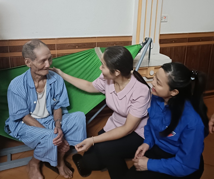 Phụ nữ Bắc Ninh tích cực cứu trợ người dân bị ảnh hưởng bởi bão số 11- Ảnh 1. Phụ nữ Bắc Ninh tích cực cứu trợ người dân bị ảnh hưởng bởi bão số 11- Ảnh 1.