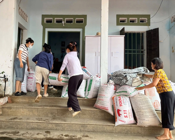 Phụ nữ Bắc Ninh tích cực cứu trợ người dân bị ảnh hưởng bởi bão số 11- Ảnh 3. Phụ nữ Bắc Ninh tích cực cứu trợ người dân bị ảnh hưởng bởi bão số 11- Ảnh 3.