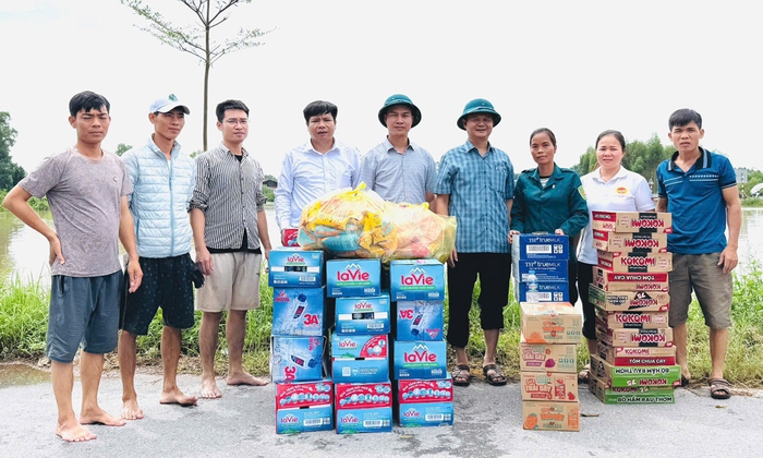 Phụ nữ Bắc Ninh tích cực cứu trợ người dân bị ảnh hưởng bởi bão số 11- Ảnh 2. Phụ nữ Bắc Ninh tích cực cứu trợ người dân bị ảnh hưởng bởi bão số 11- Ảnh 2.