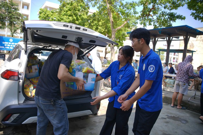 Đình chỉ nhân viên ngăn cản cứu trợ sinh viên trường Đại học Sư phạm Thái Nguyên- Ảnh 2.