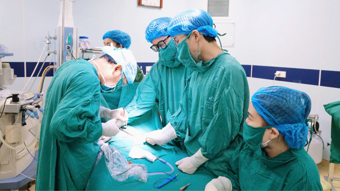 Bé gái mắc dị tật hiếm gặp không có hậu môn từ khi chào đời - Ảnh 1. Bé gái mắc dị tật hiếm gặp không có hậu môn từ khi chào đời - Ảnh 1.