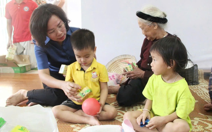 MTTQ TP Hà Nội thăm hỏi, động viên người dân vùng ngập lụt - Ảnh 2.