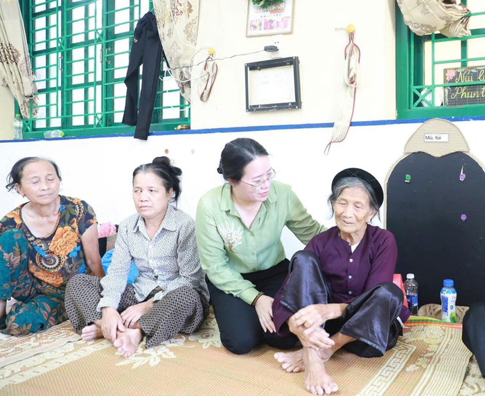 MTTQ TP Hà Nội thăm hỏi, động viên người dân vùng ngập lụt - Ảnh 3.
