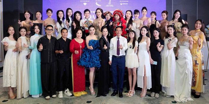 Các thí sinh dự vòng Sơ khảo cùng thành viên BGK, BTC cuộc thi Các thí sinh dự vòng Sơ khảo cùng thành viên BGK, BTC cuộc thi