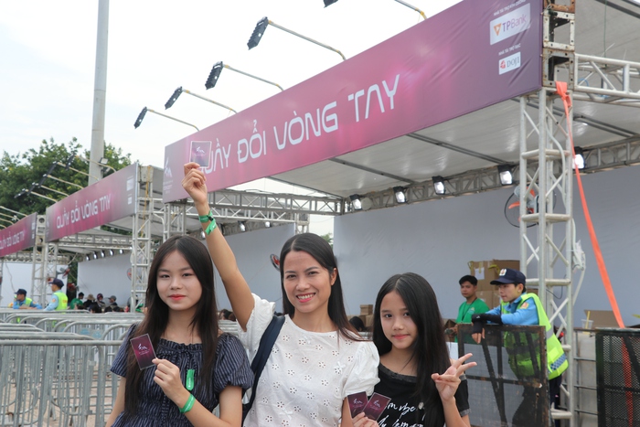 Gen Z bay hơn 1.000 km đến xem concert "Em xinh say hi"- Ảnh 4. Gen Z bay hơn 1.000 km đến xem concert "Em xinh say hi"- Ảnh 4.