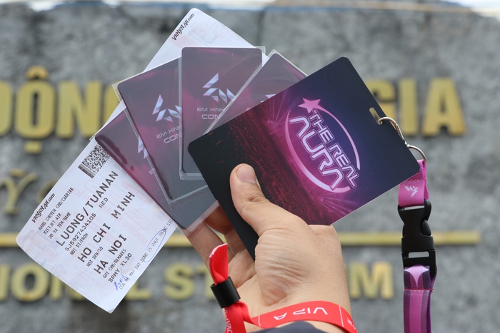 Gen Z bay hơn 1.000 km đến xem concert "Em xinh say hi"- Ảnh 2. Gen Z bay hơn 1.000 km đến xem concert "Em xinh say hi"- Ảnh 2.