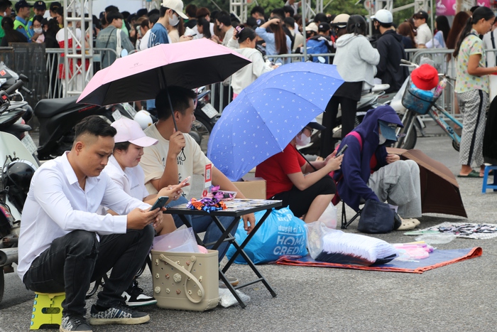 Gen Z bay hơn 1.000 km đến xem concert "Em xinh say hi"- Ảnh 6. Gen Z bay hơn 1.000 km đến xem concert "Em xinh say hi"- Ảnh 6.