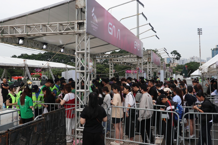 Gen Z bay hơn 1.000 km đến xem concert "Em xinh say hi"- Ảnh 5. Gen Z bay hơn 1.000 km đến xem concert "Em xinh say hi"- Ảnh 5.