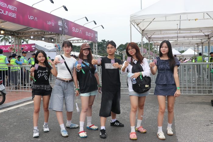 Gen Z bay hơn 1.000 km đến xem concert "Em xinh say hi"- Ảnh 1. Gen Z bay hơn 1.000 km đến xem concert "Em xinh say hi"- Ảnh 1.