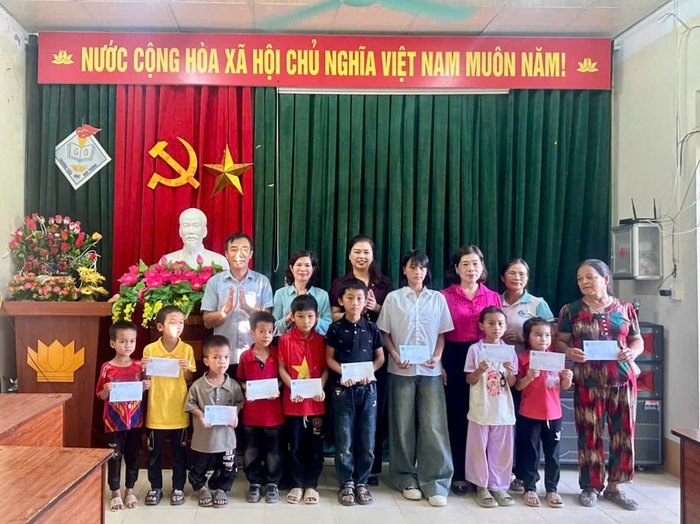 Hội LHPN Cao Bằng thăm, tặng quà học sinh và gia đình hội viên bị ảnh hưởng bởi thiên tai- Ảnh 1. Hội LHPN Cao Bằng thăm, tặng quà học sinh và gia đình hội viên bị ảnh hưởng bởi thiên tai- Ảnh 1.