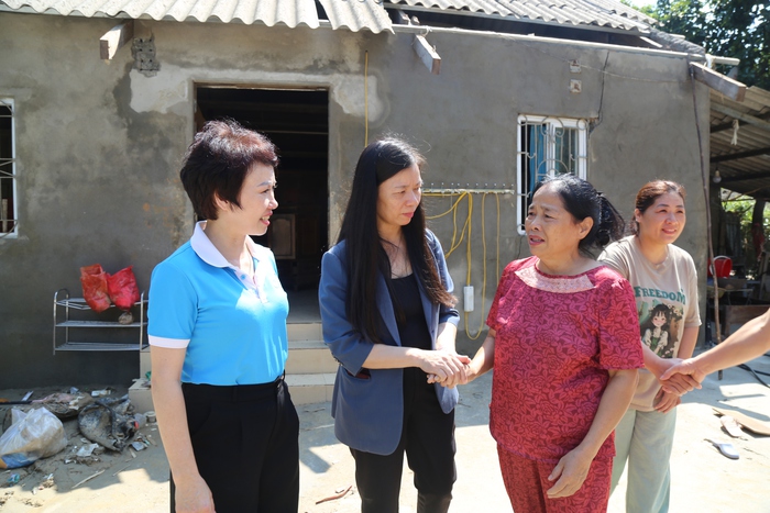 "Nhà báo đứng nói chuyện nhé, nhà em không còn bàn ghế đâu..."- Ảnh 5. "Nhà báo đứng nói chuyện nhé, nhà em không còn bàn ghế đâu..."- Ảnh 5.