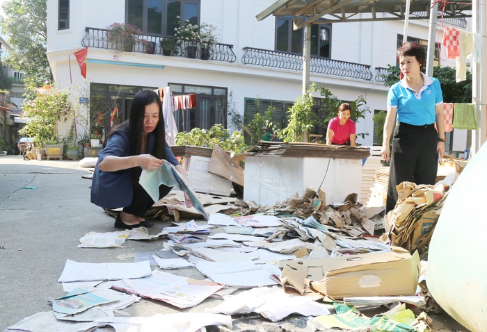 "Nhà báo đứng nói chuyện nhé, nhà em không còn bàn ghế đâu..."- Ảnh 4. "Nhà báo đứng nói chuyện nhé, nhà em không còn bàn ghế đâu..."- Ảnh 4.