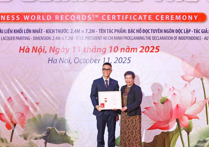 Hội Mỹ thuật Việt Nam trao kỷ niệm chương cho họa sĩ Chu Nhật Quang Hội Mỹ thuật Việt Nam trao kỷ niệm chương cho họa sĩ Chu Nhật Quang