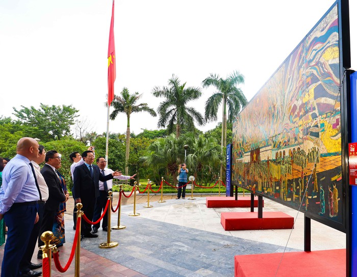Phó Thủ tướng Chính phủ Mai Văn Chính cùng các đại biểu chiêm ngưỡng bức tranh sơn mài “Bác Hồ đọc Tuyên ngôn Độc lập” tại Bảo tàng Hồ Chí Minh Phó Thủ tướng Chính phủ Mai Văn Chính cùng các đại biểu chiêm ngưỡng bức tranh sơn mài “Bác Hồ đọc Tuyên ngôn Độc lập” tại Bảo tàng Hồ Chí Minh