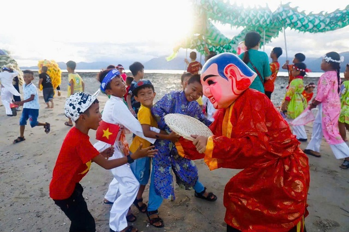 Chắp cánh ước mơ, gieo tri thức giữa trùng khơi biển đảo- Ảnh 2. Chắp cánh ước mơ, gieo tri thức giữa trùng khơi biển đảo- Ảnh 2.