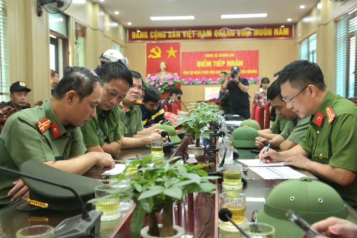 Công an Hà Nội huy động hàng trăm cán bộ, chiến sĩ giúp dân khắc phục sau bão số 11- Ảnh 1.