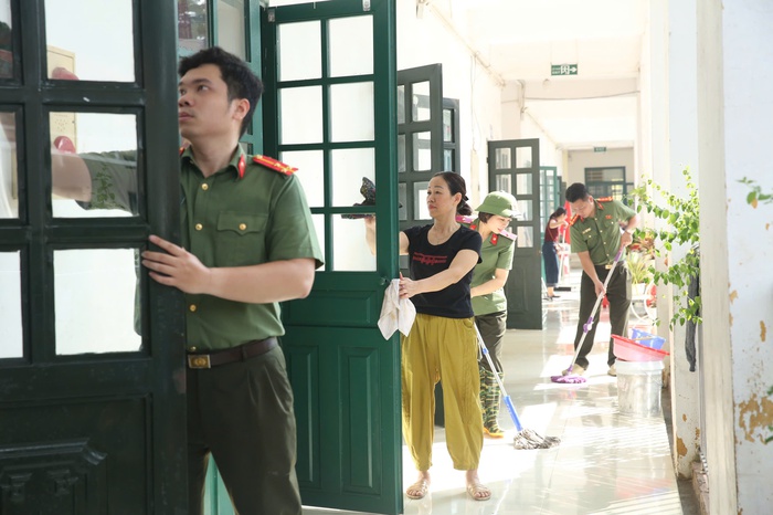 Công an Hà Nội huy động hàng trăm cán bộ, chiến sĩ giúp dân khắc phục sau bão số 11- Ảnh 3.