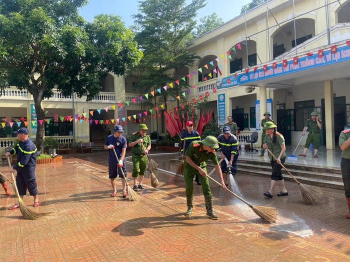 Công an Hà Nội huy động hàng trăm cán bộ, chiến sĩ giúp dân khắc phục sau bão số 11- Ảnh 4.