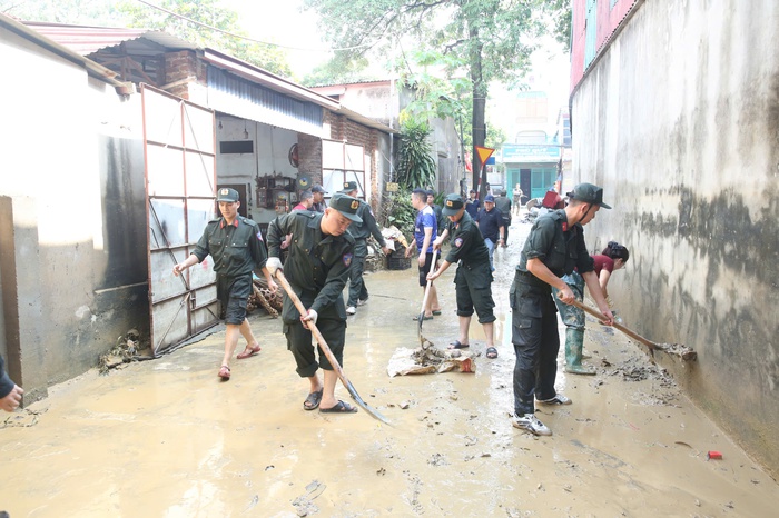 Công an Hà Nội huy động hàng trăm cán bộ, chiến sĩ giúp dân khắc phục sau bão số 11- Ảnh 5.