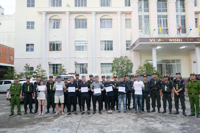 Kiểm tra đột xuất quán bar và karaoke, phát hiện 16 người dương tính với ma túy- Ảnh 2. Kiểm tra đột xuất quán bar và karaoke, phát hiện 16 người dương tính với ma túy- Ảnh 2.